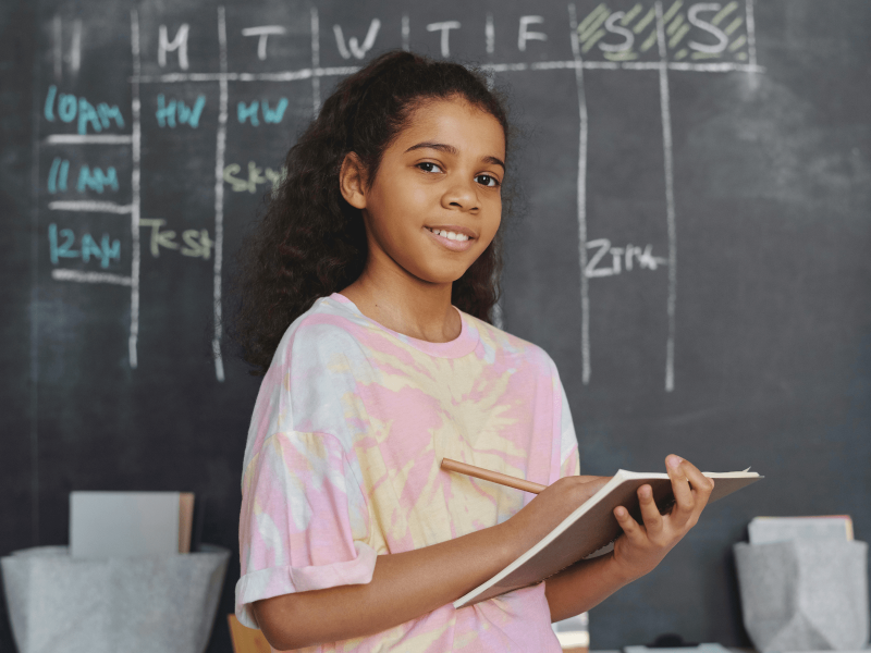 eine junge Schülerin lernt im Unterricht Rituale zur Wertschätzung und Transparenz kennen